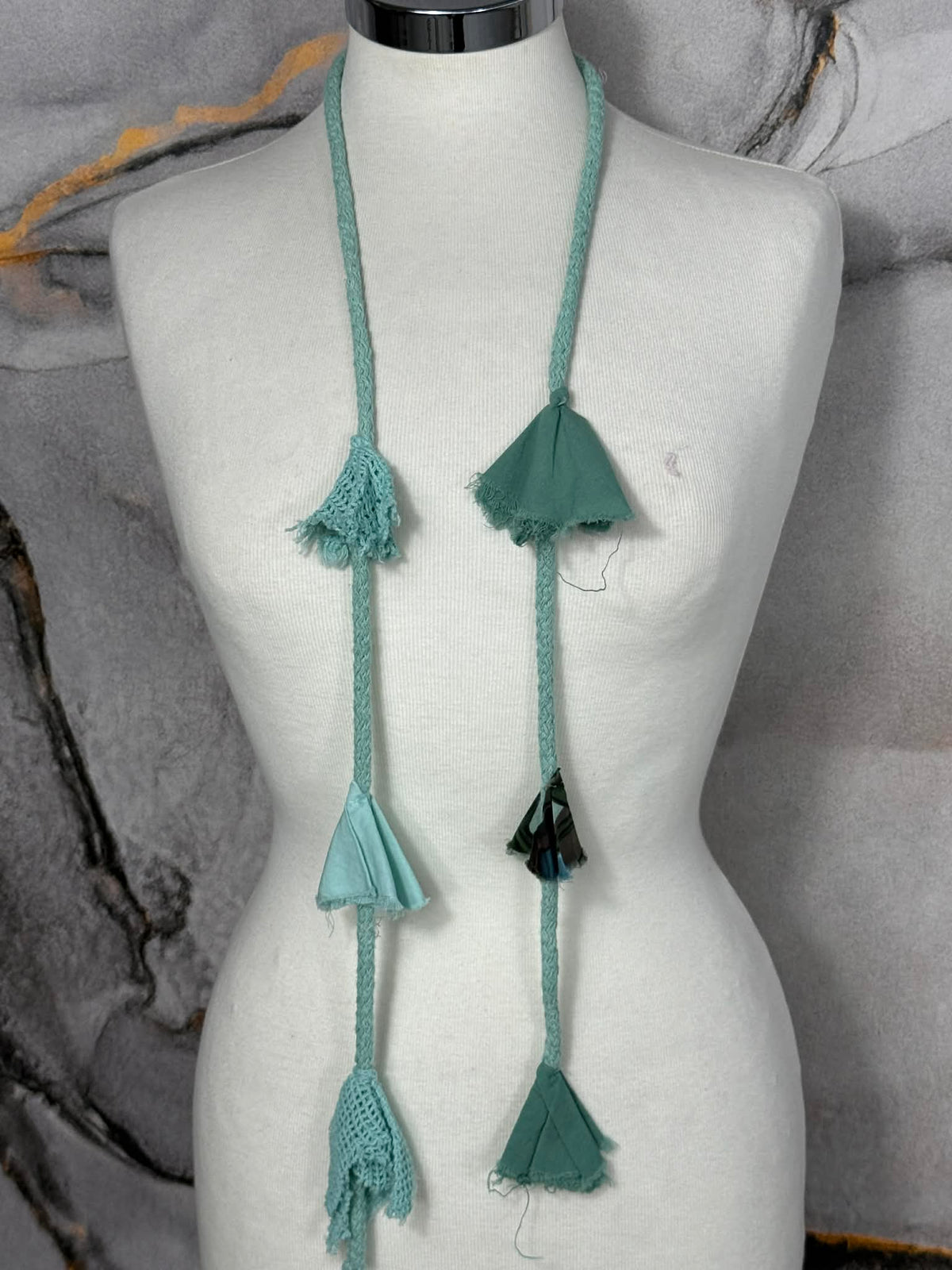 Collana corda e nappine