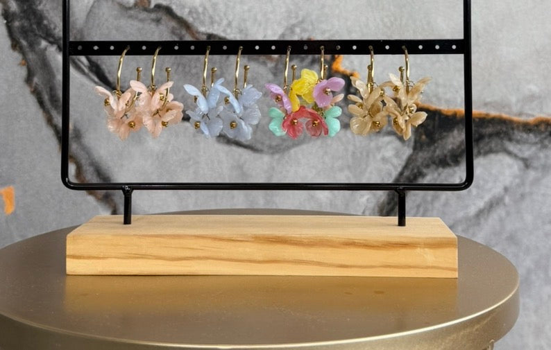 Dangling earring with flowers