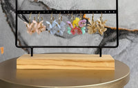 Dangling earring with flowers