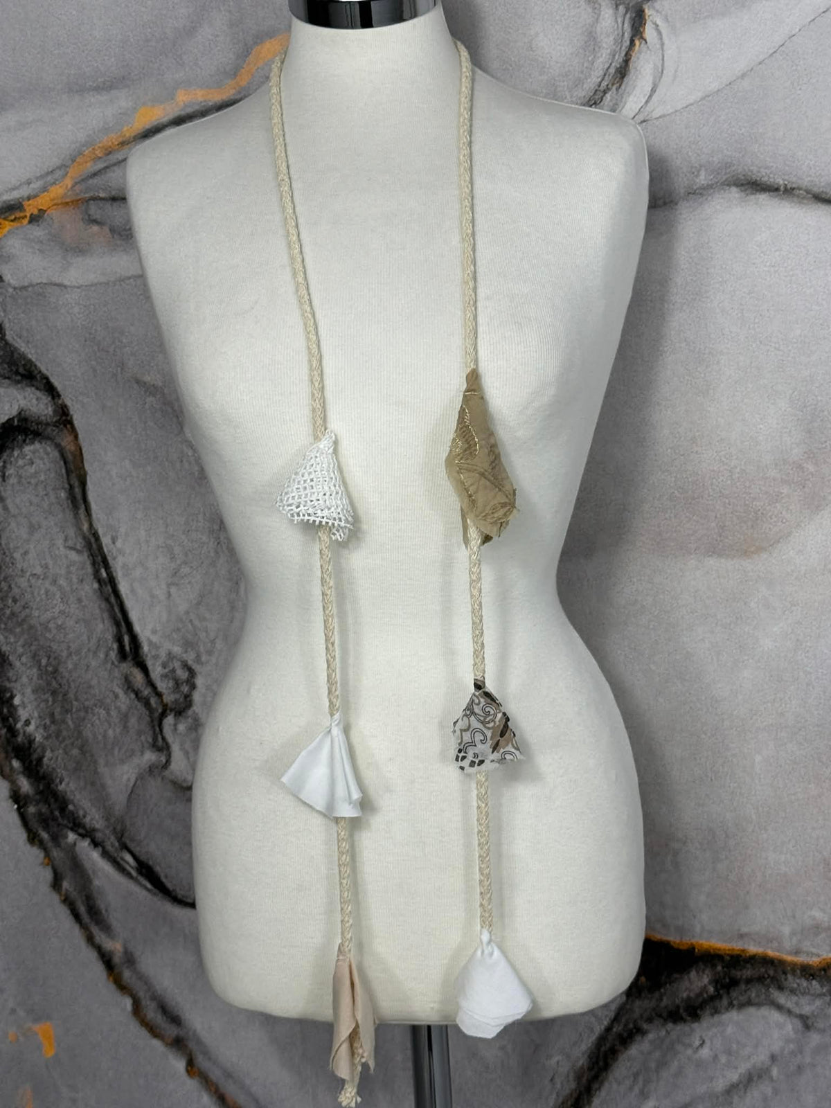 Collana corda e nappine
