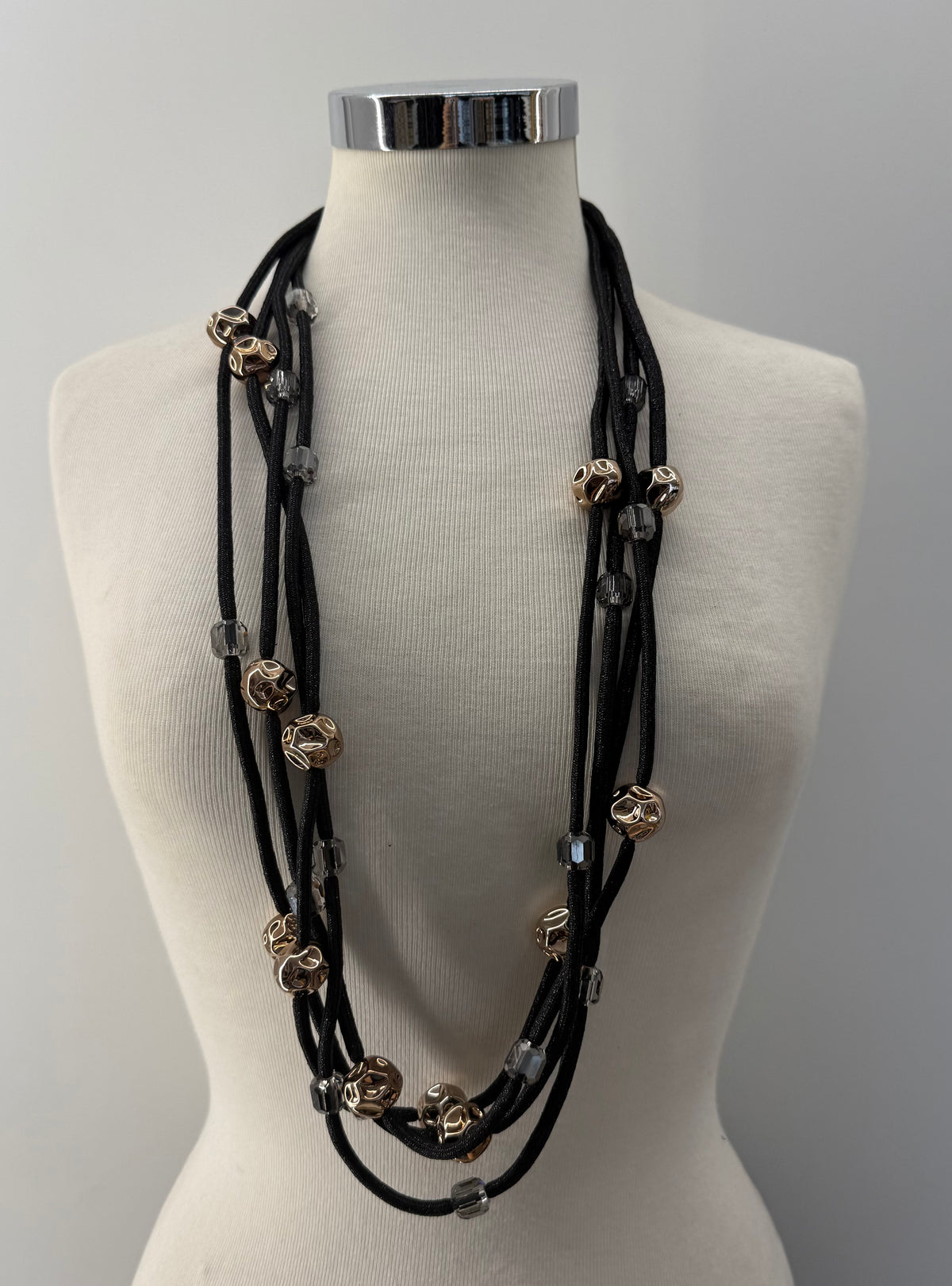 Collana fili laminati con perle martellate
