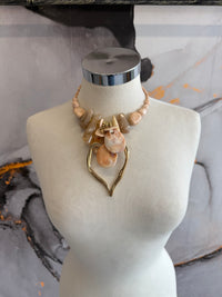 Rigid necklace with gold heart