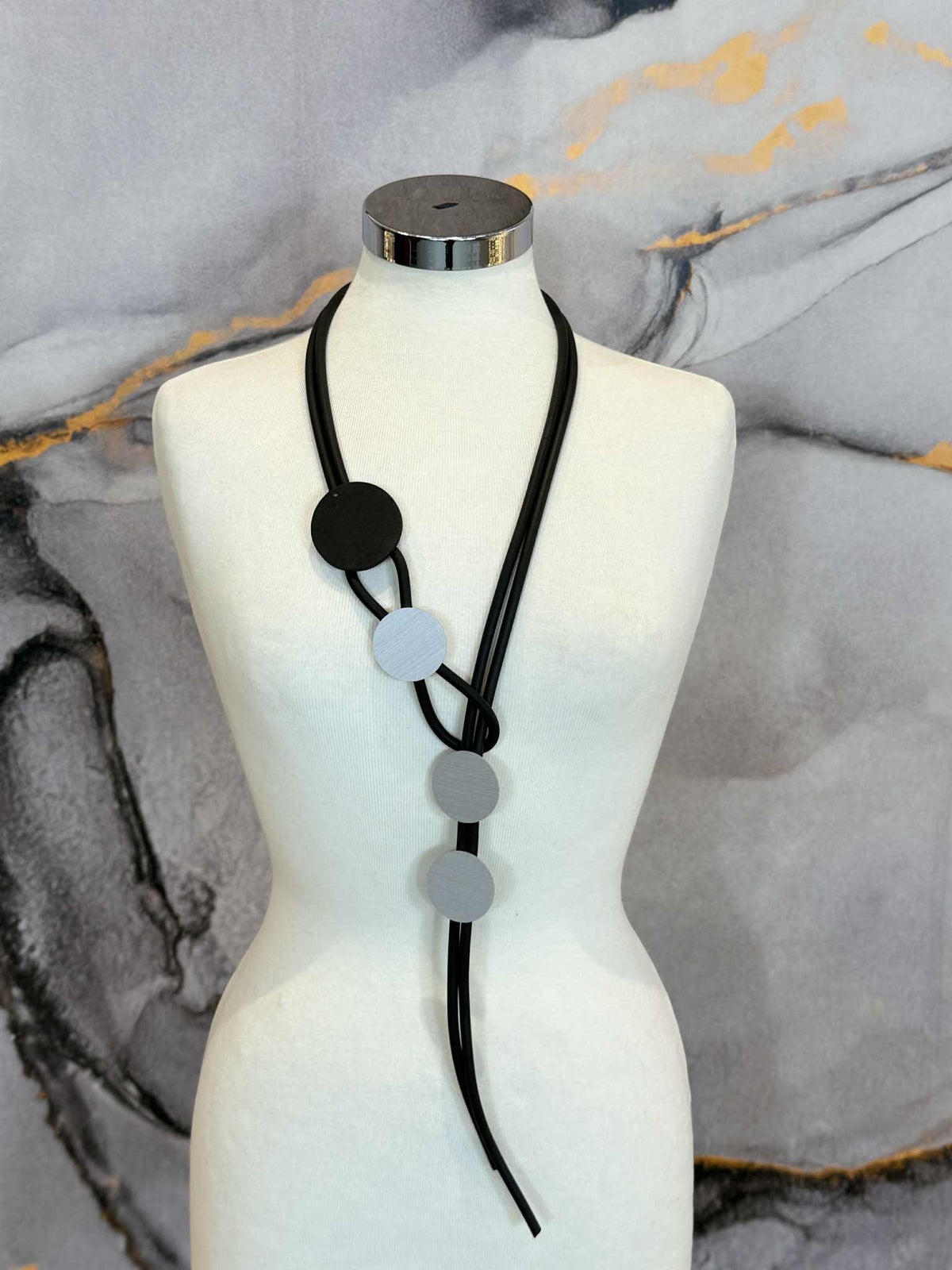 Collana in gomma con nodo e dischi