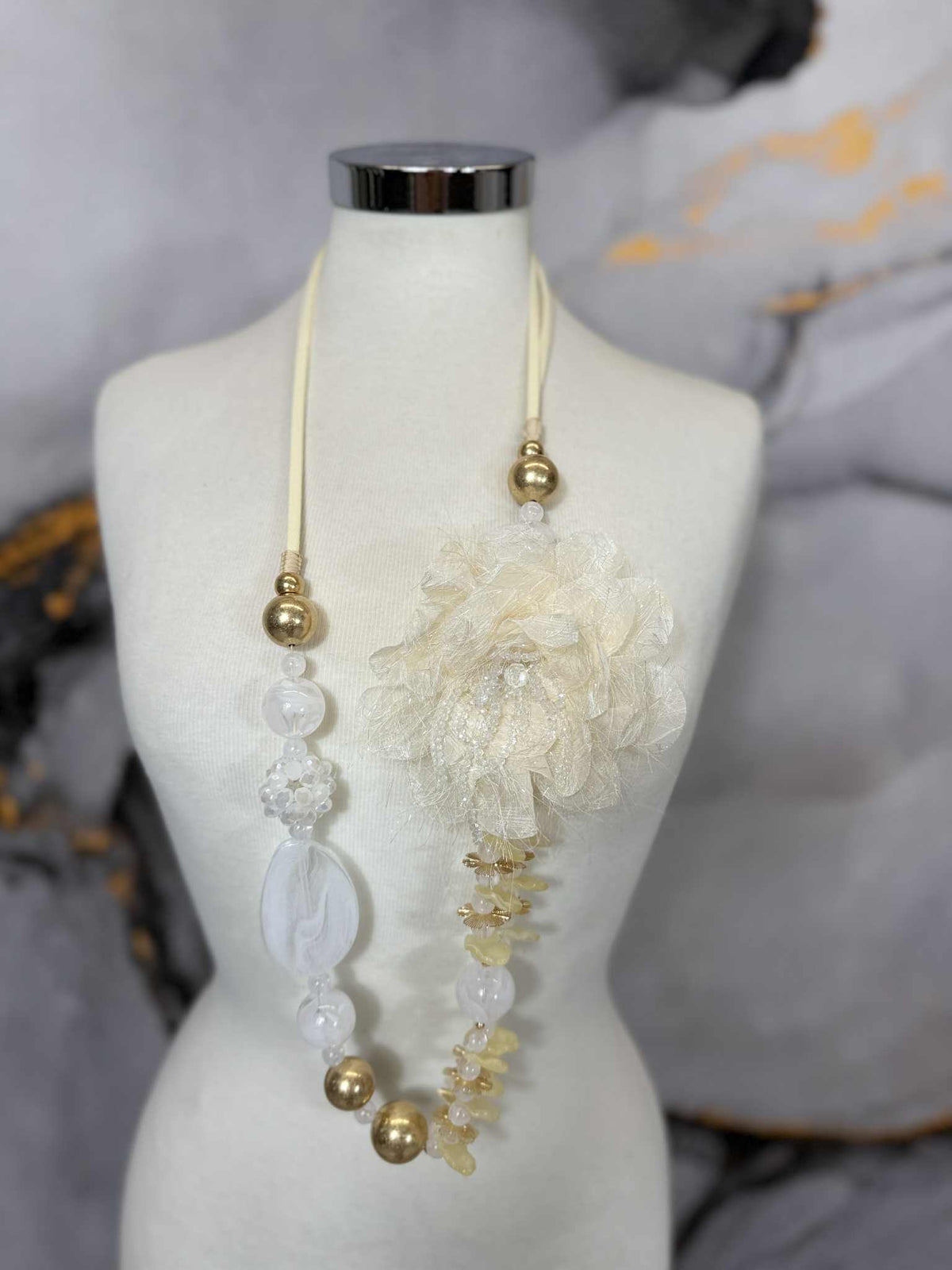 Collana con pietre e fiore in organza