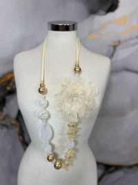 Collana con pietre e fiore in organza