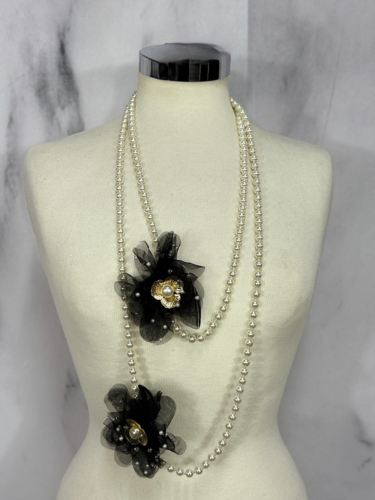 Collana Fili perle con fiori di tulle