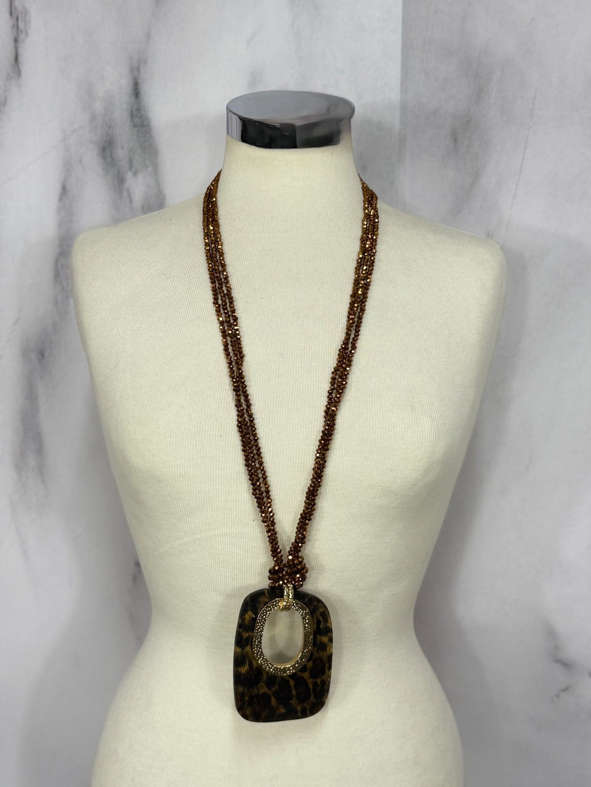 Collana medaglione lunga con perline