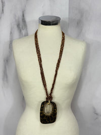 Collana medaglione lunga con perline