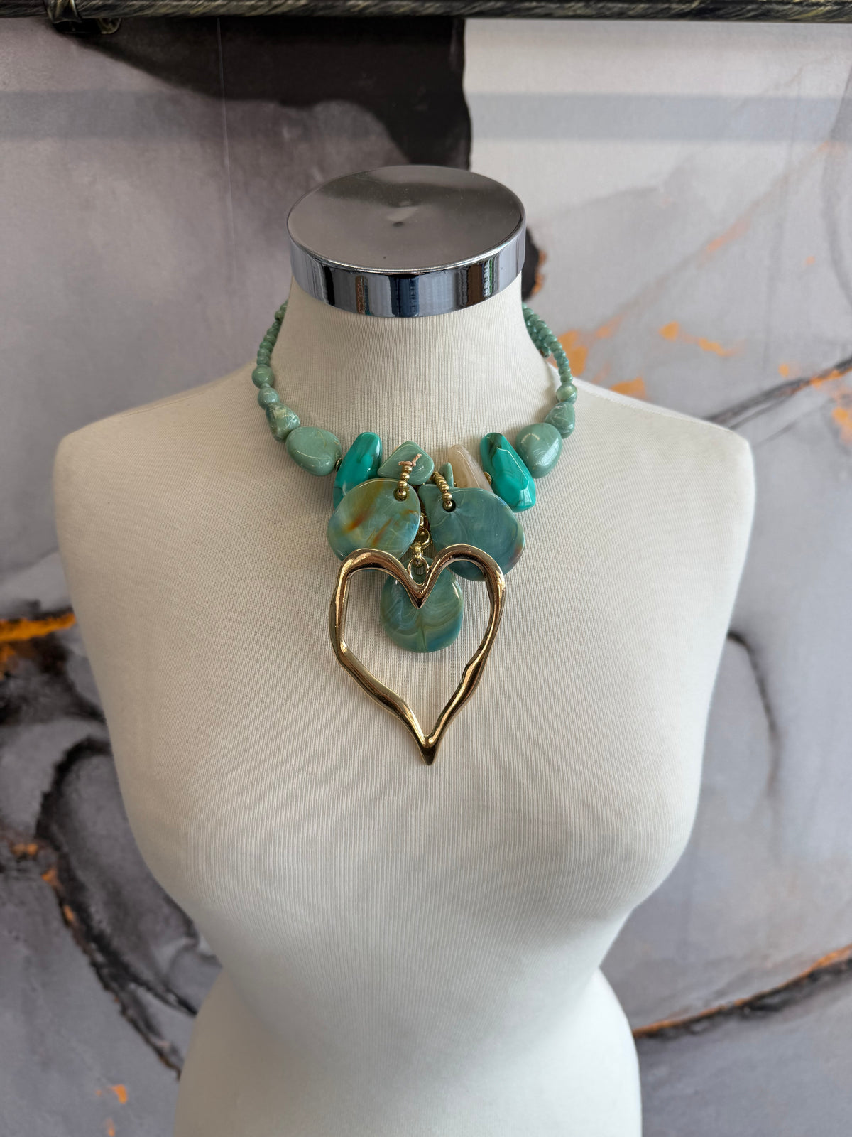 Rigid necklace with gold heart