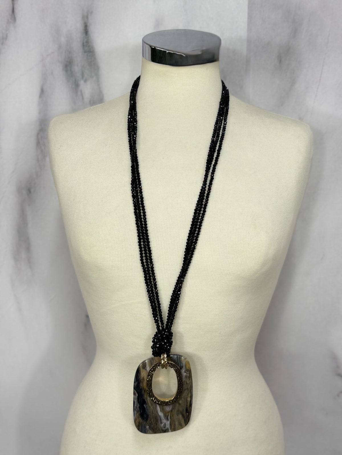 Collana medaglione lunga con perline