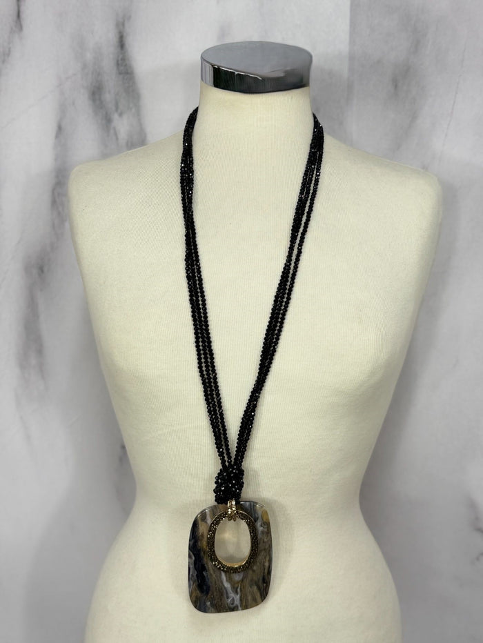 Collana medaglione lunga con perline