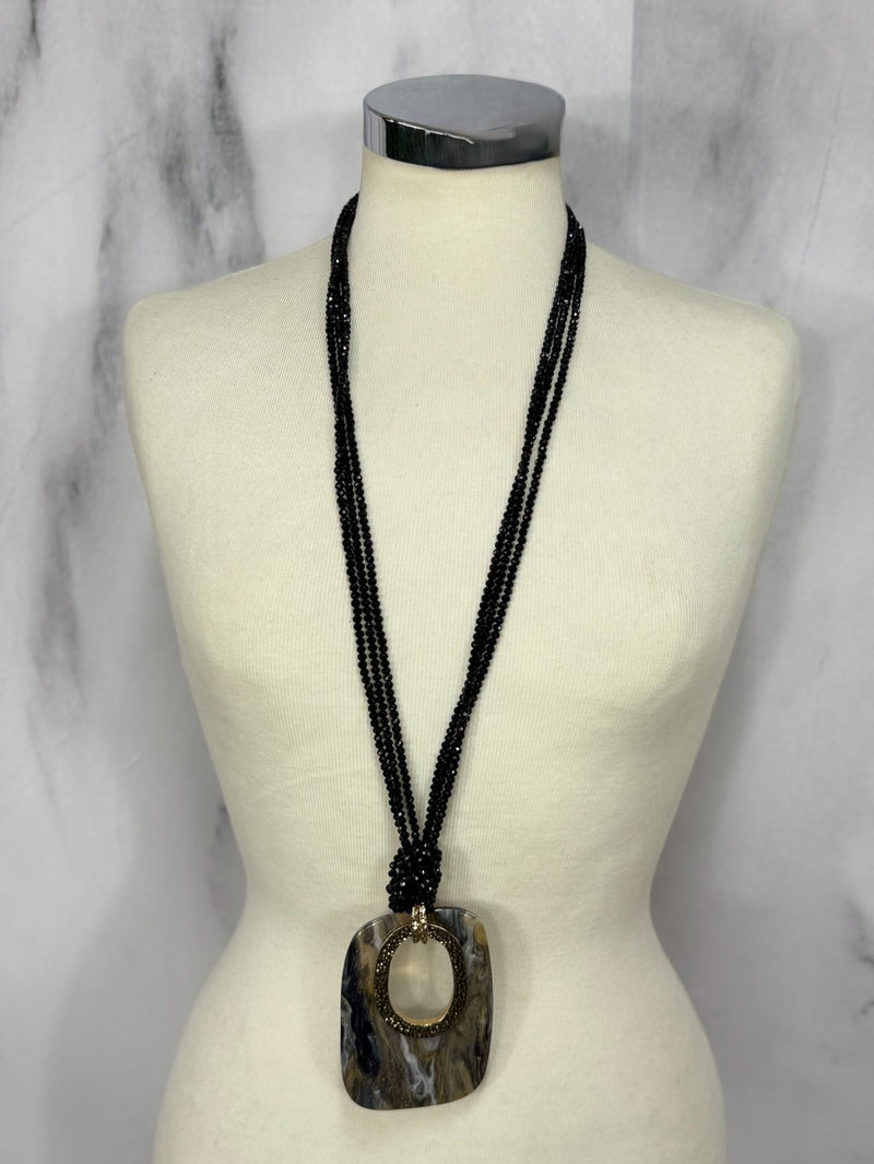 Collana medaglione lunga con perline