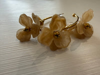 Dangling earring with flowers