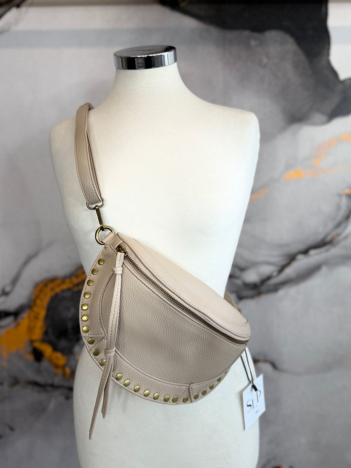 Marsupio ecopelle con borchie oro