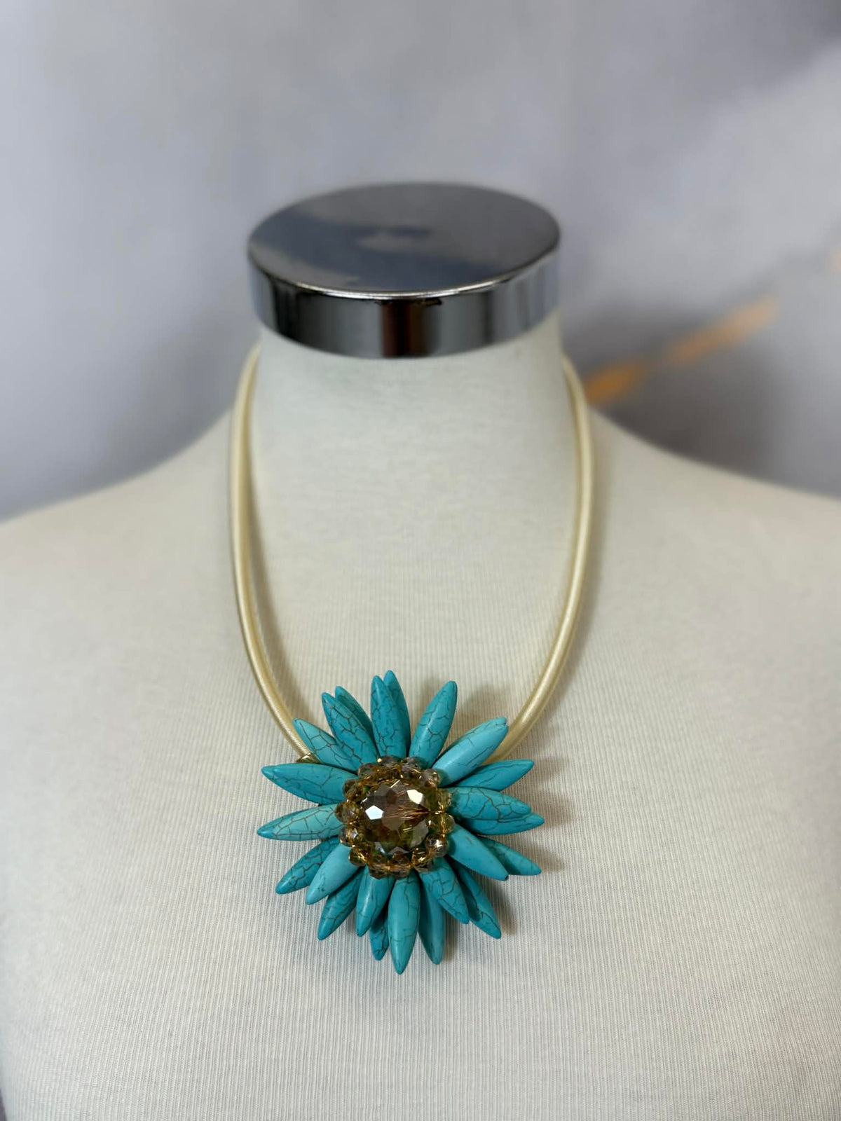 Collar necklace with flower