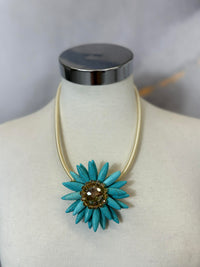 Collar necklace with flower