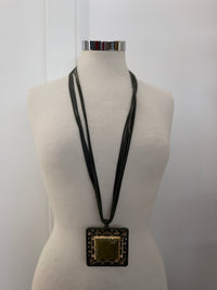 Collana medaglione quadrato