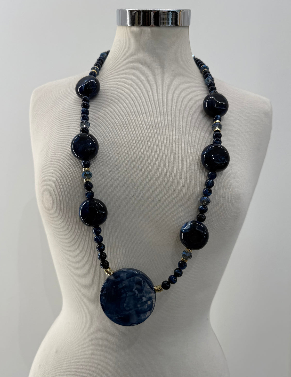 Collana perline con medaglione