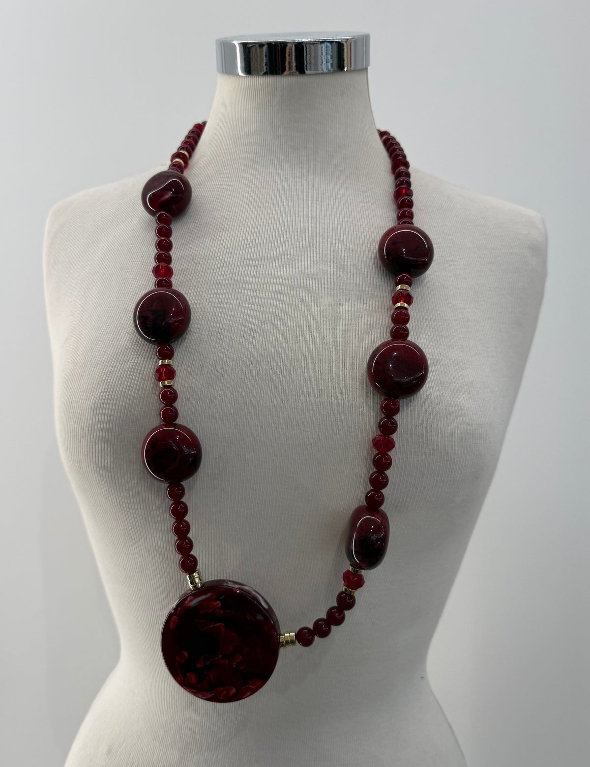 Collana perline con medaglione