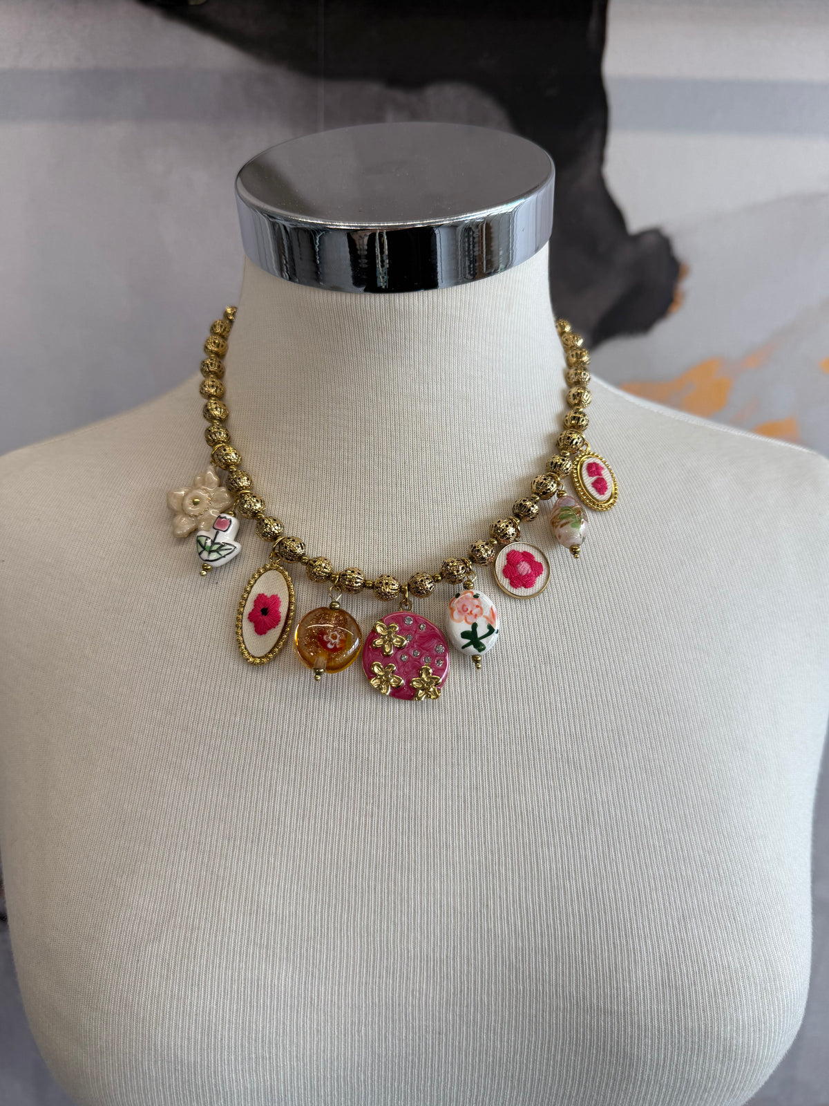 Collana ciondoli fiori ricamati