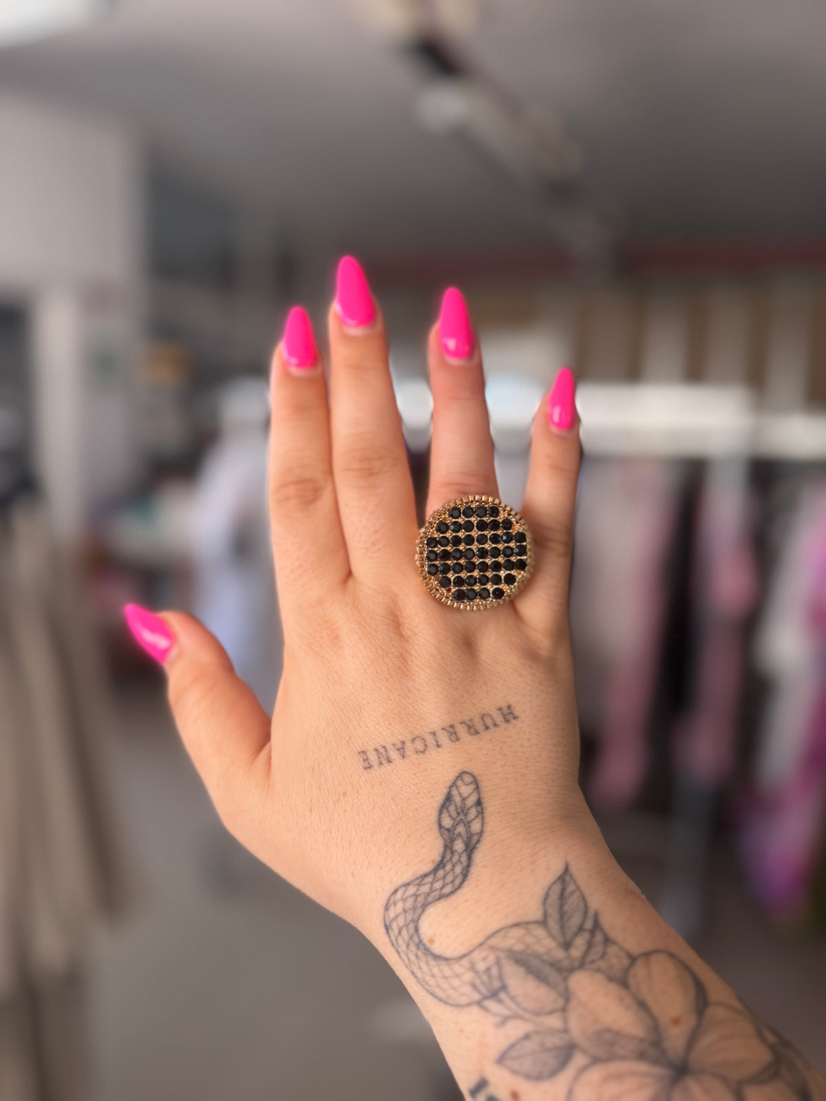 Anello rotondo pietre nere