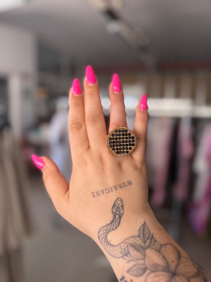 Anello rotondo pietre nere