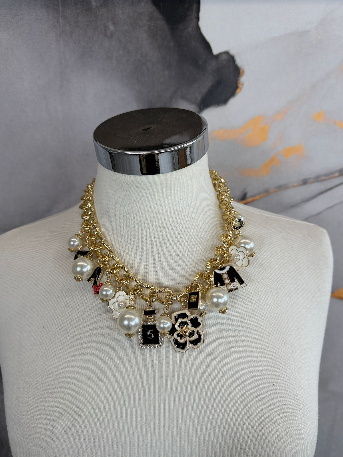 Black flower pendant necklace
