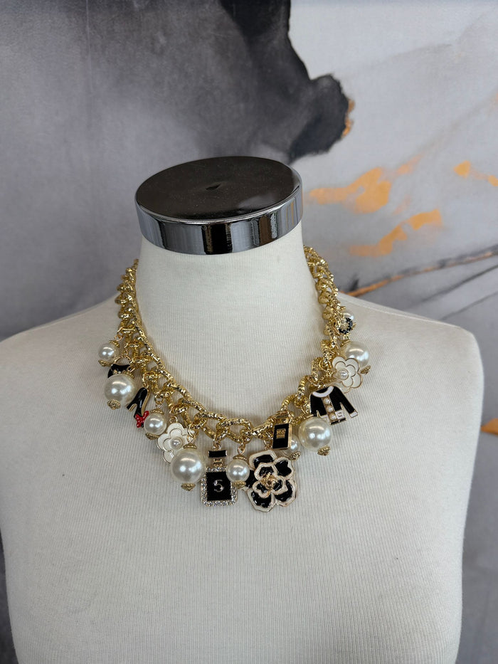 Black flower pendant necklace