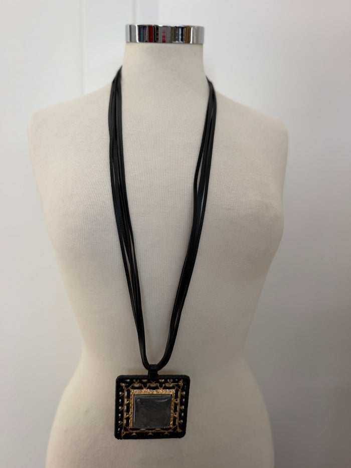 Collana medaglione quadrato
