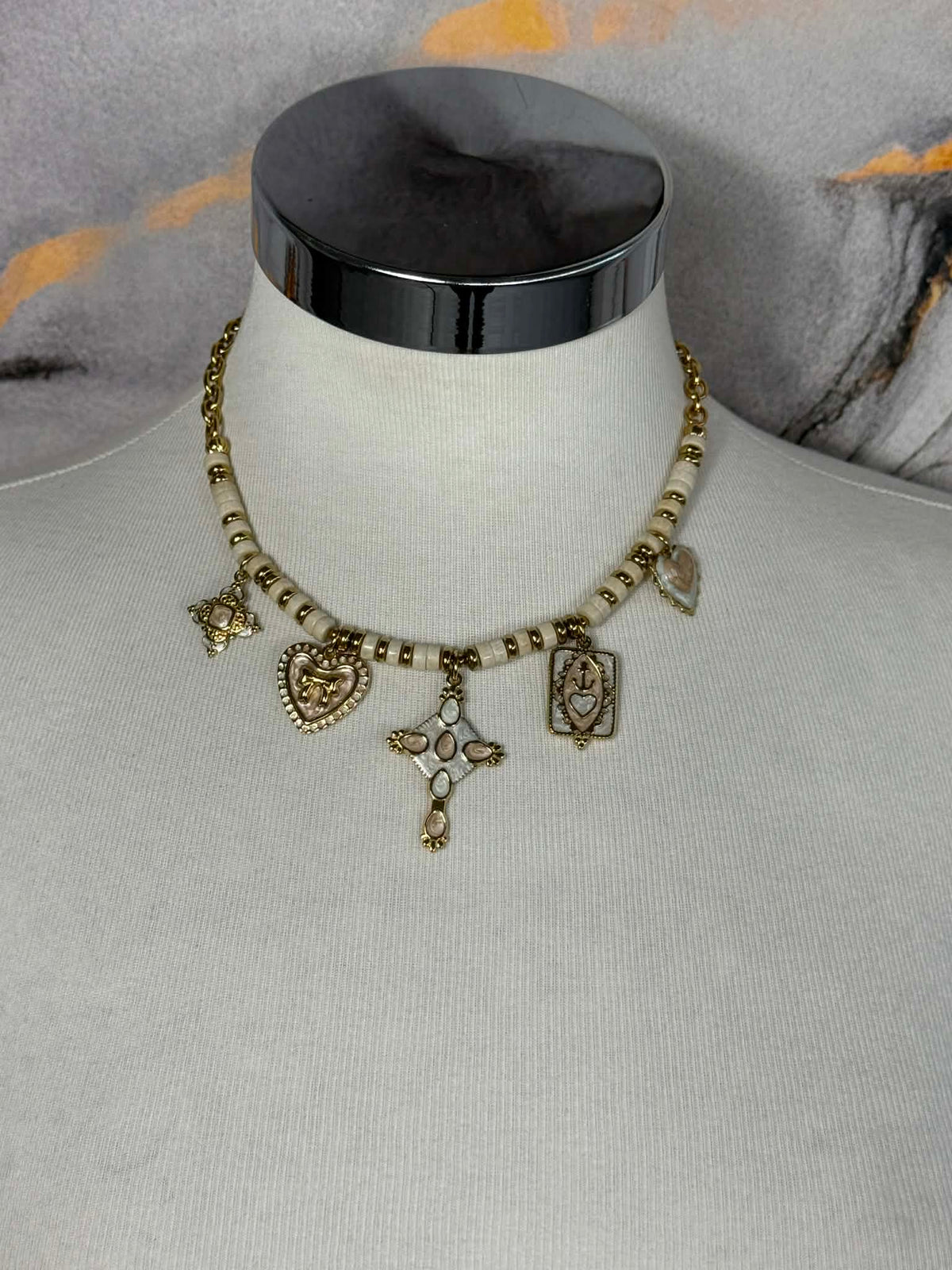 Short necklace with gold and beige pendants