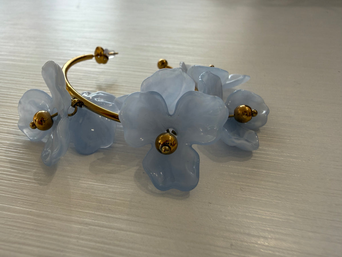 Dangling earring with flowers