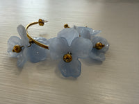 Dangling earring with flowers