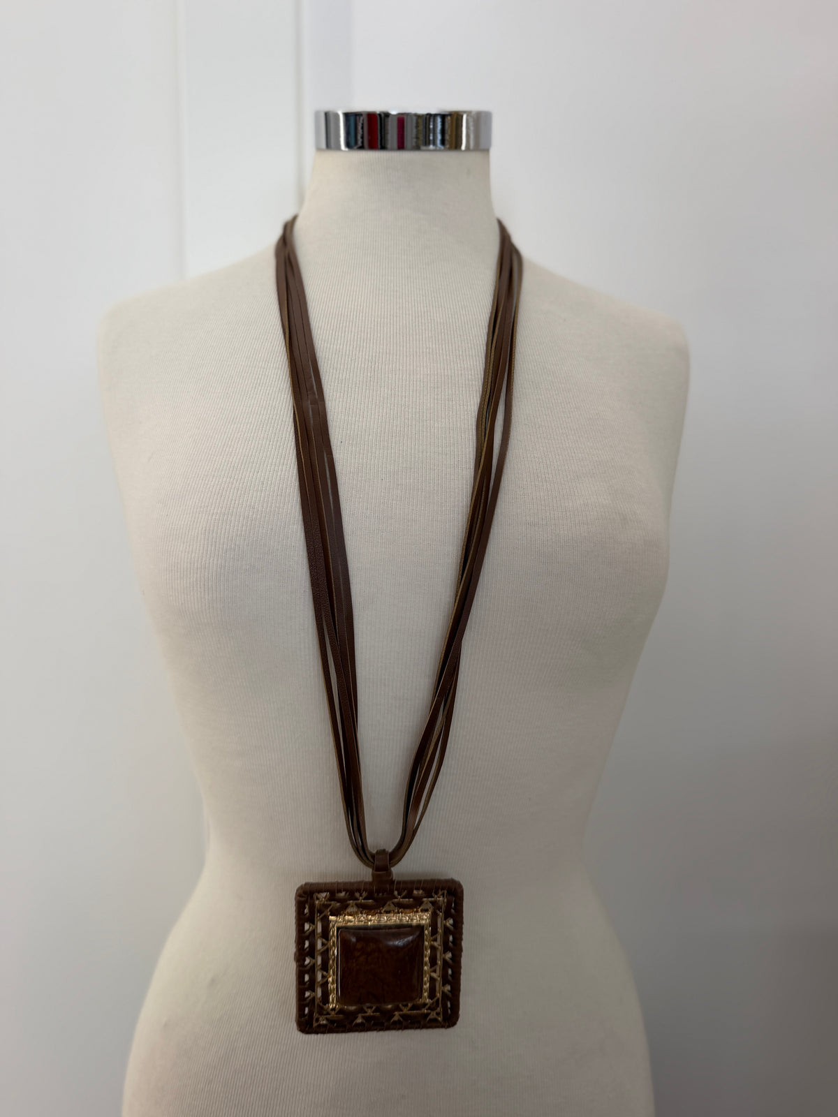 Collana medaglione quadrato