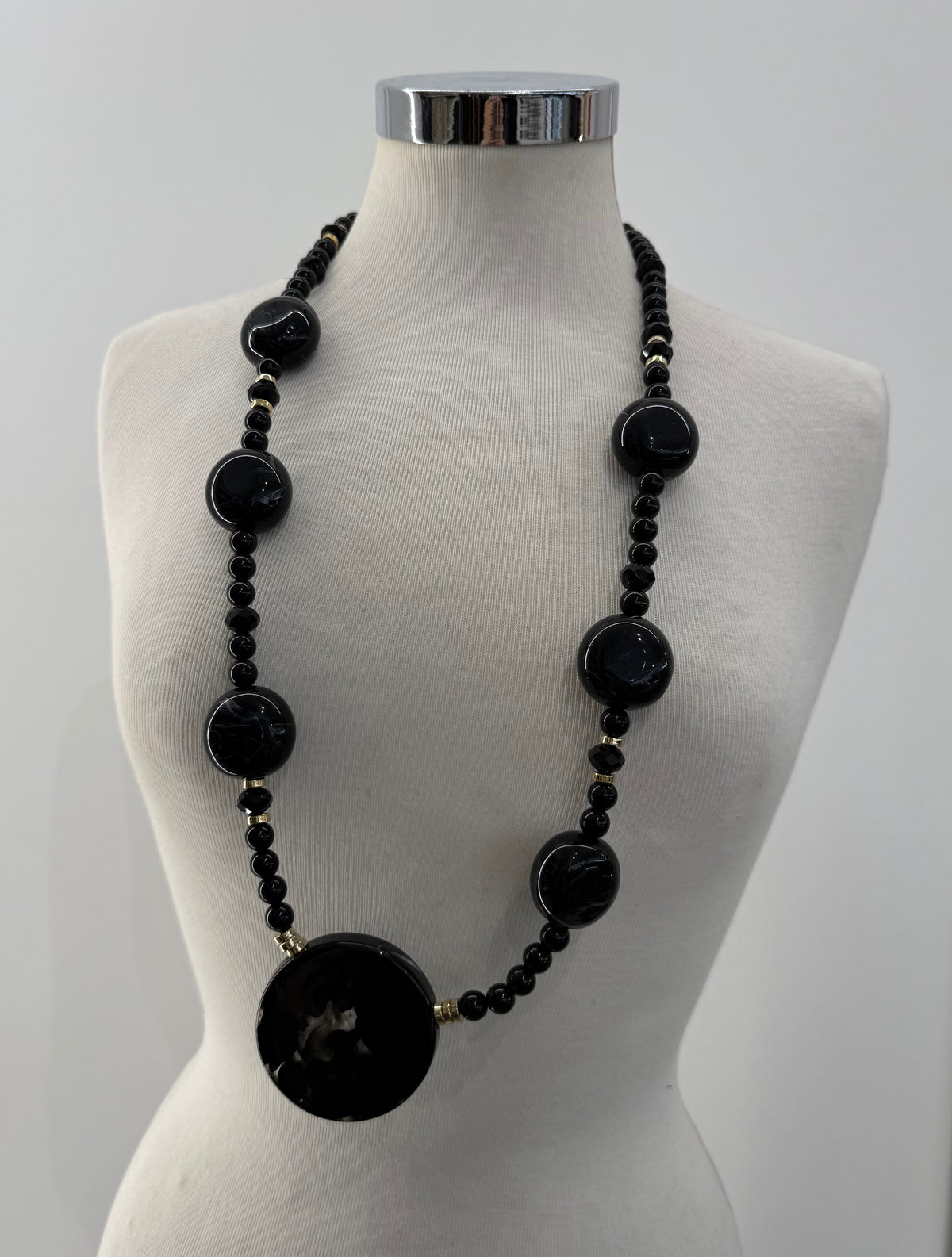 Collana perline con medaglione