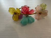 Dangling earring with flowers