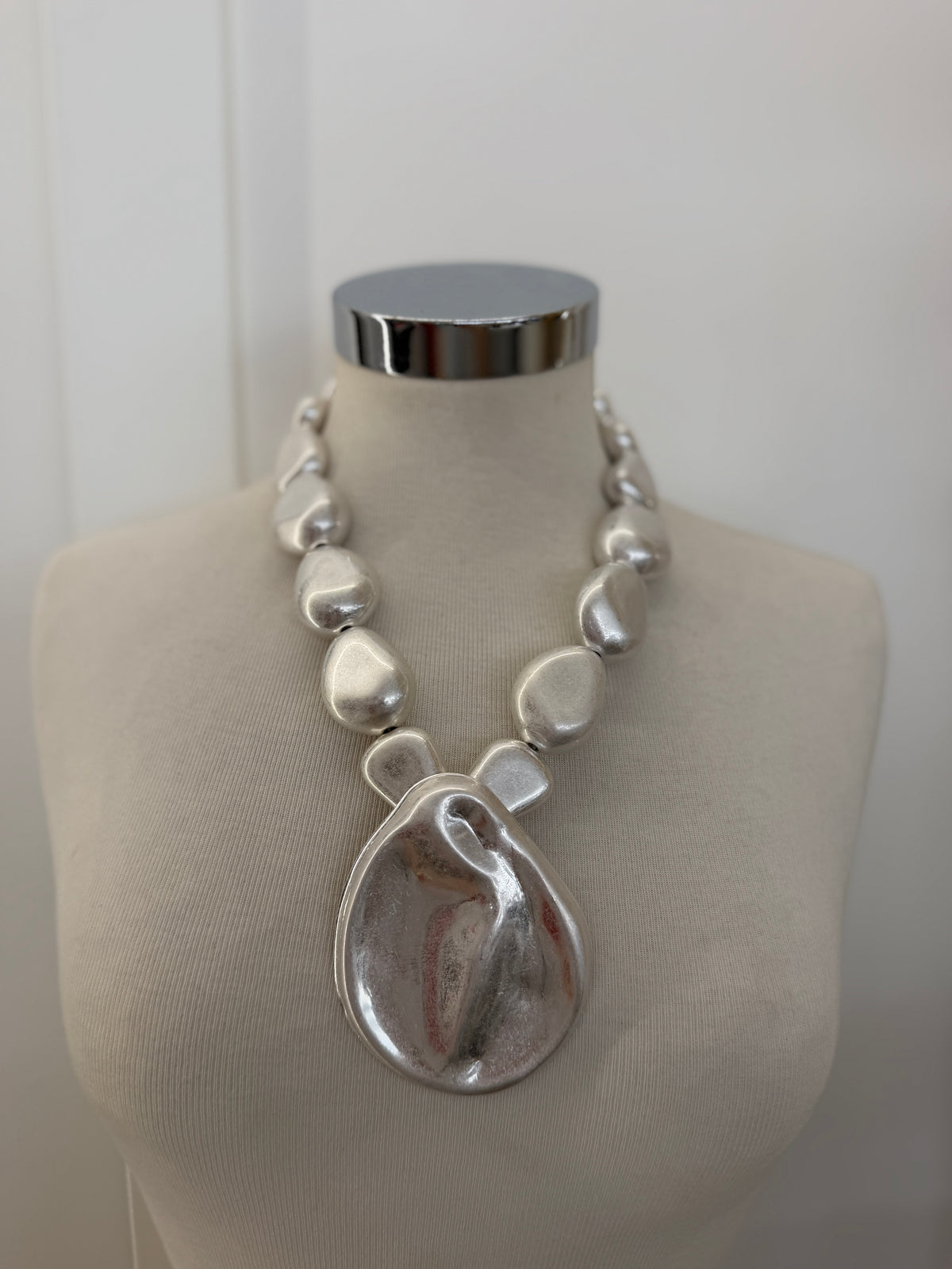 Collana sassolini con medaglione