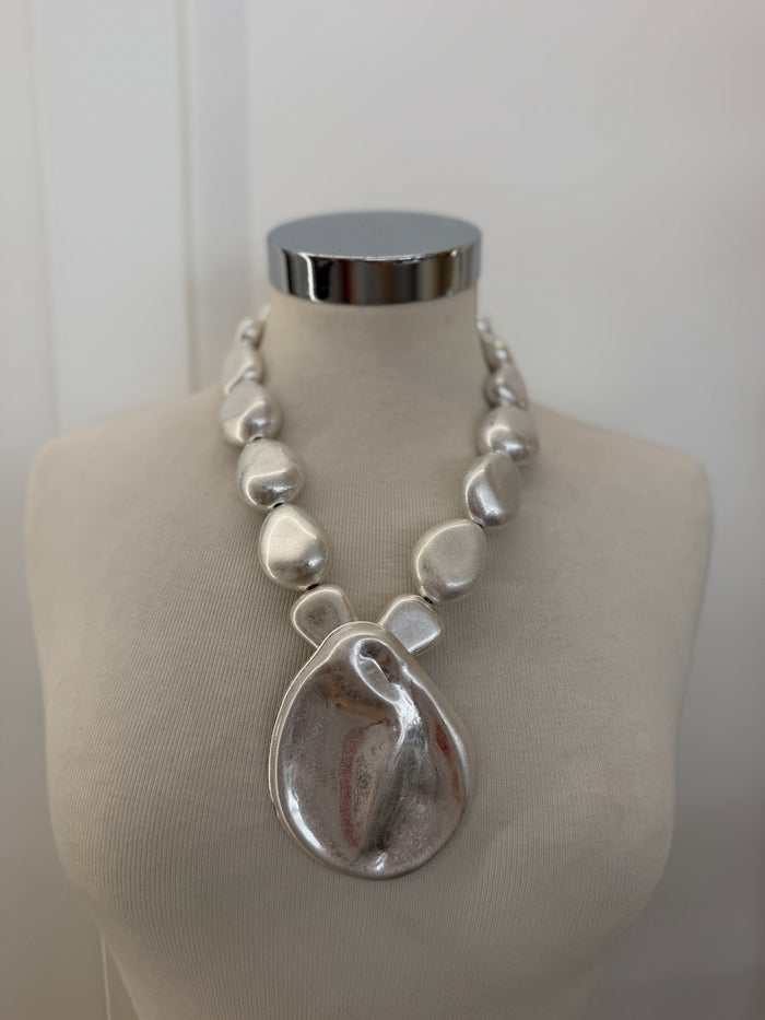 Collana sassolini con medaglione