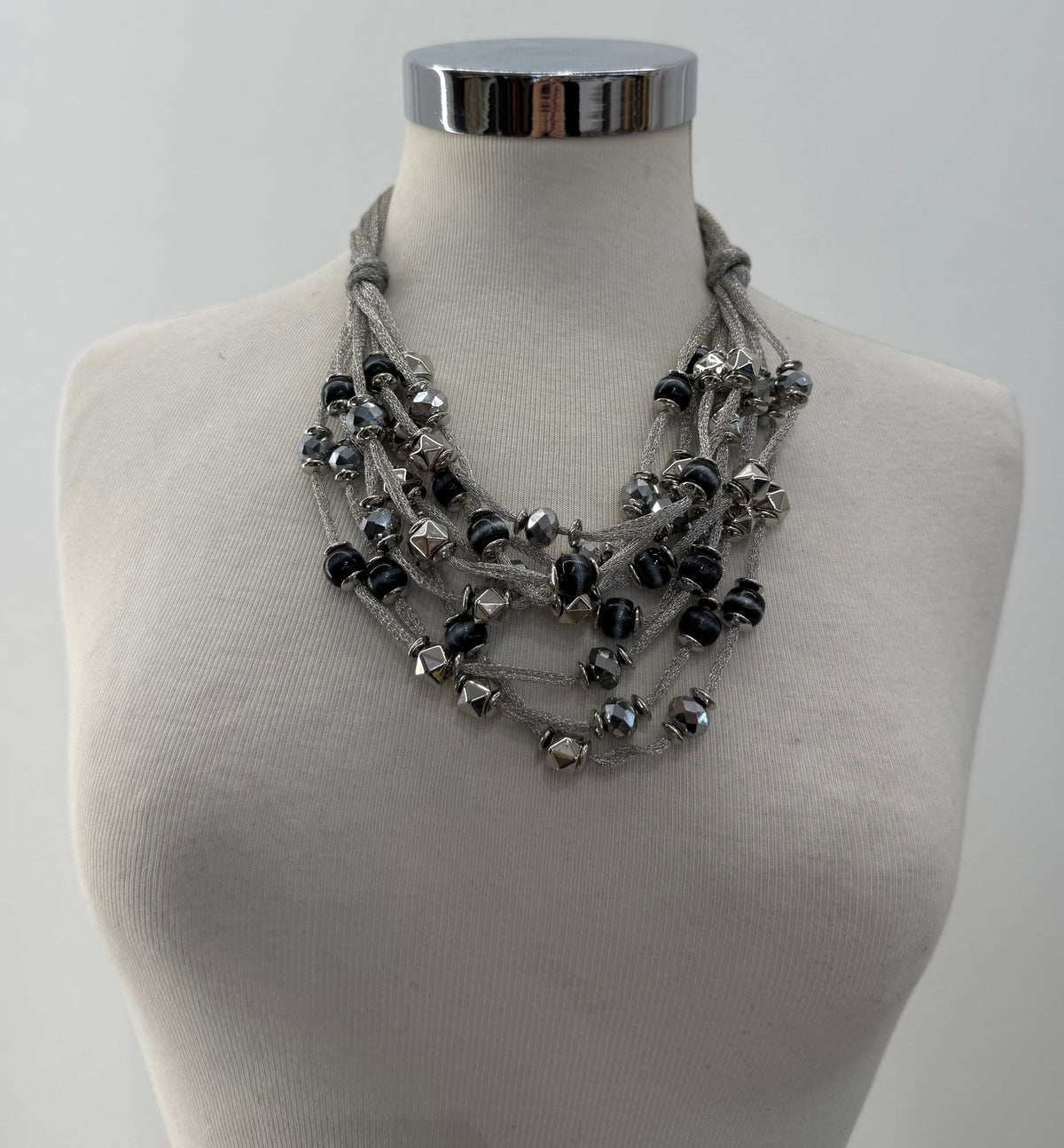 Collana corta fili laminati con perline
