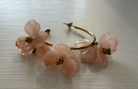 Dangling earring with flowers