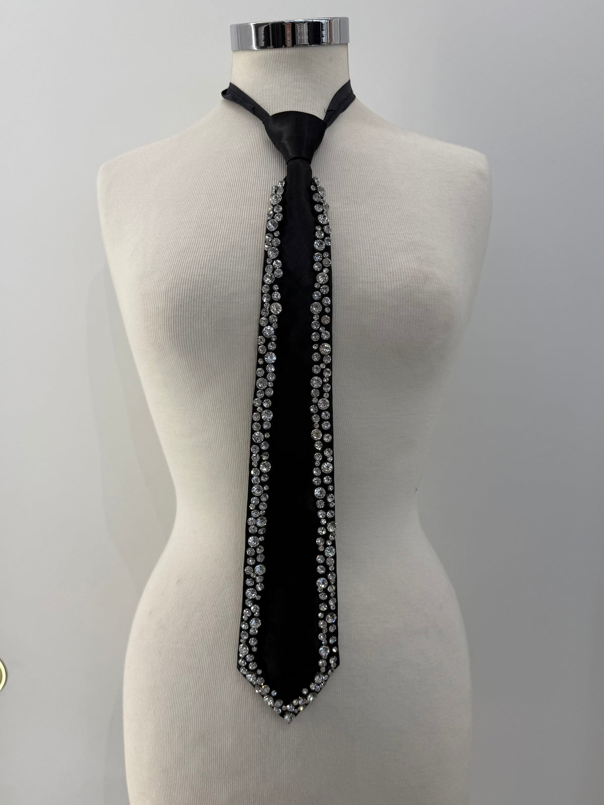 Collana cravatta cornice