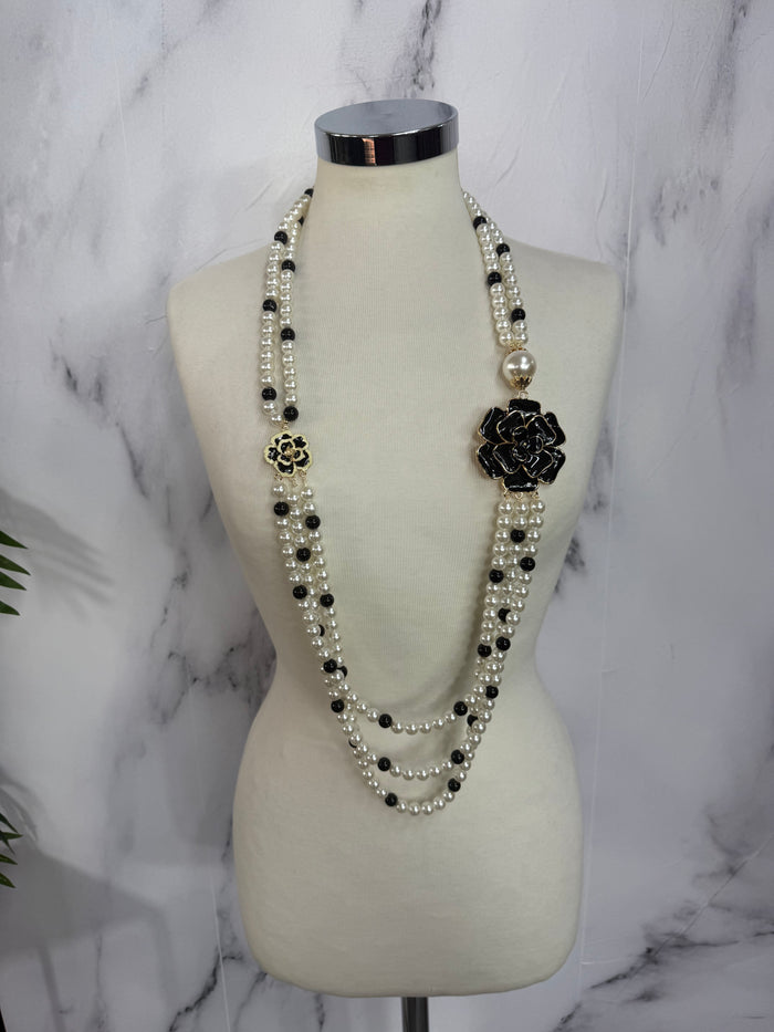 Collana perle con fiore nero