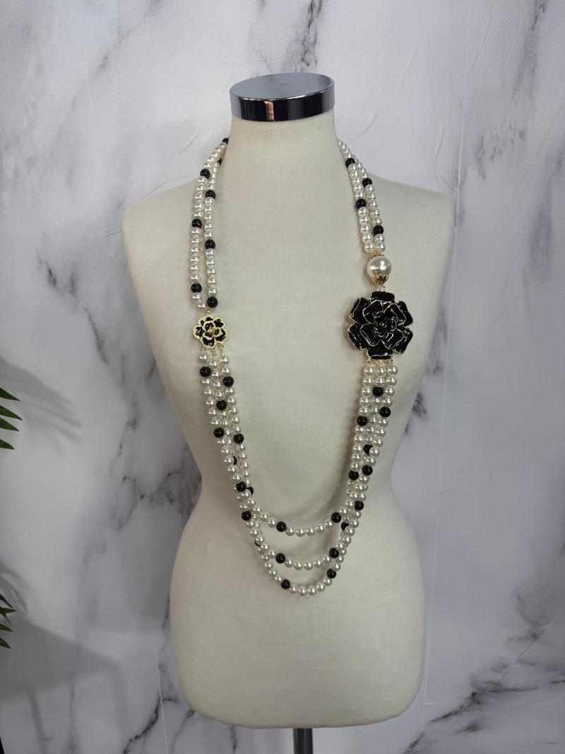 Collana perle con fiore nero