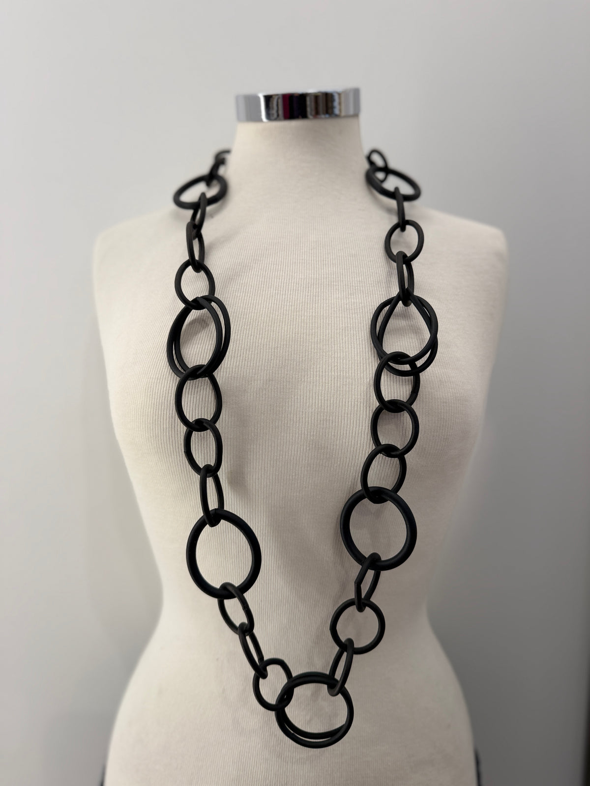 Collana ovali in gomma nera