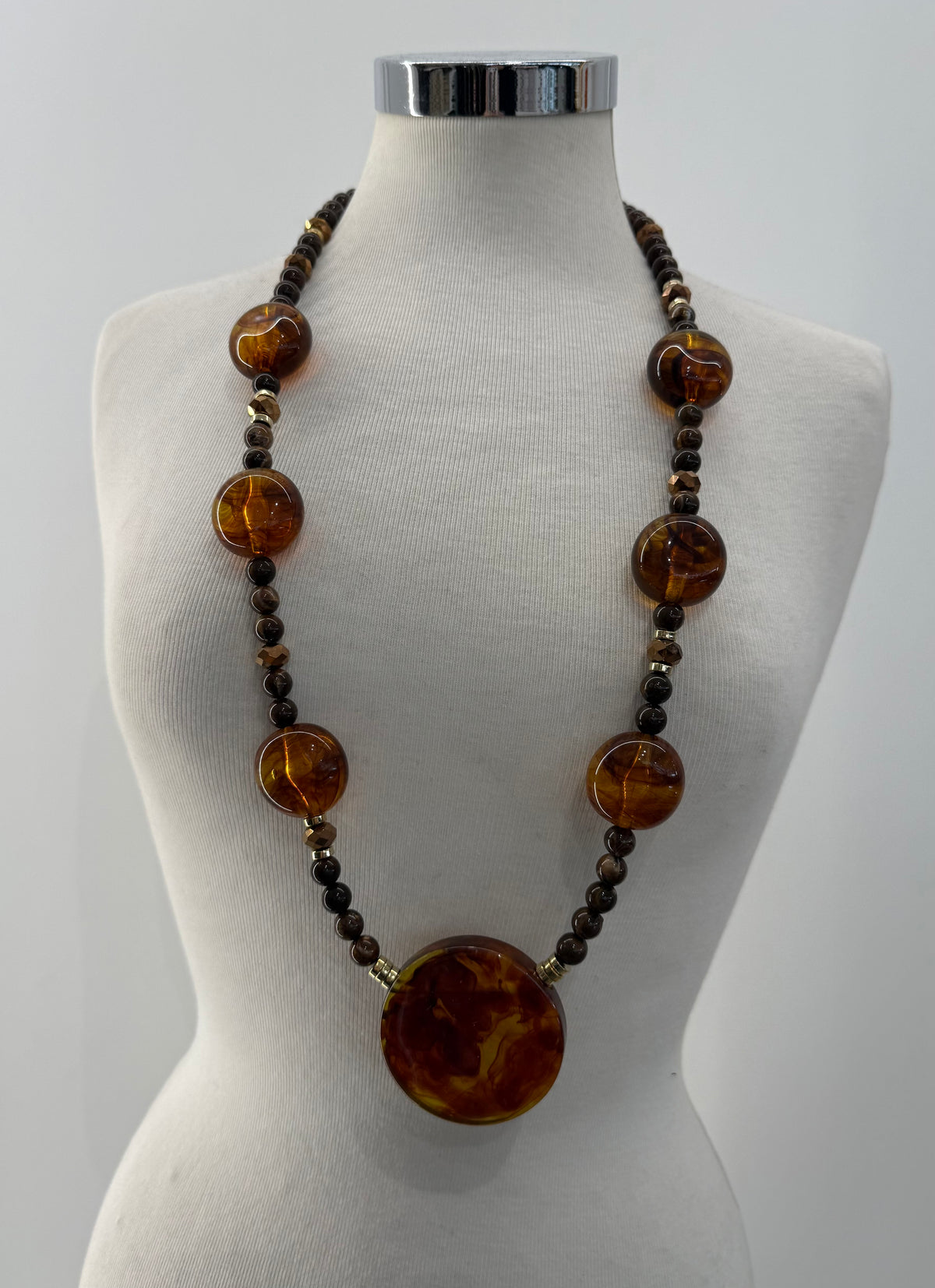 Collana perline con medaglione