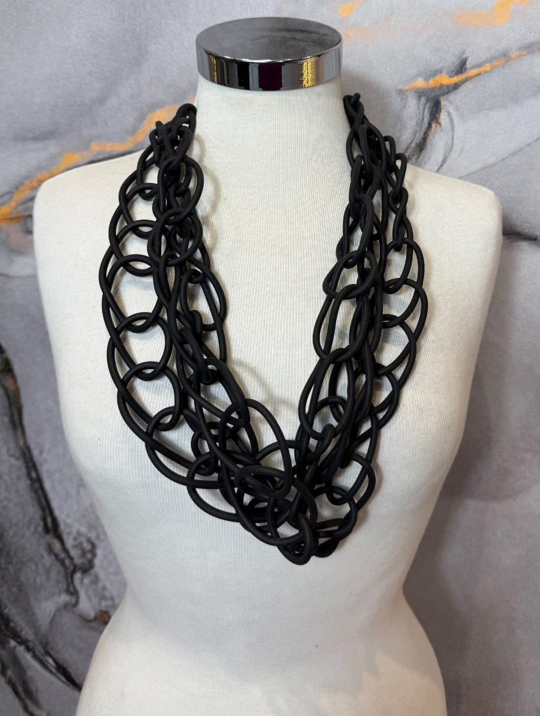 Collana catena gommata nera