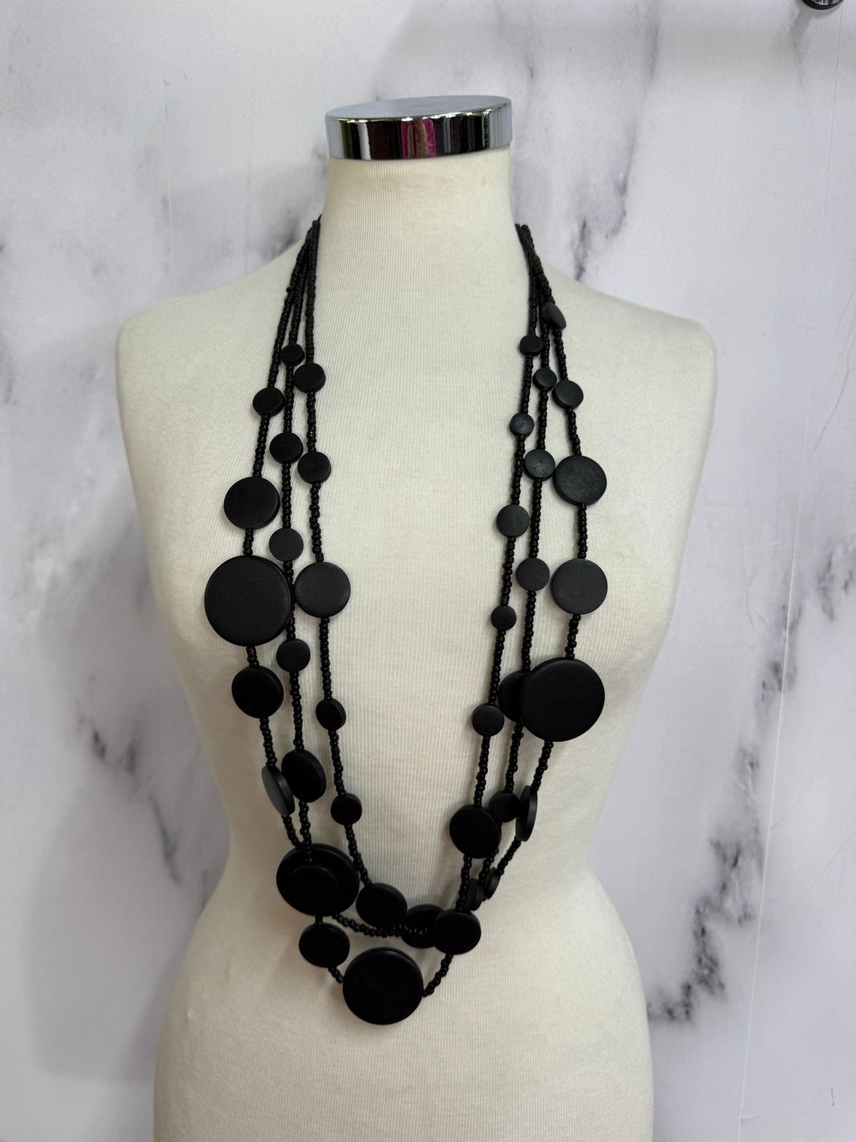 Collana lunga cerchi piatti legno nera