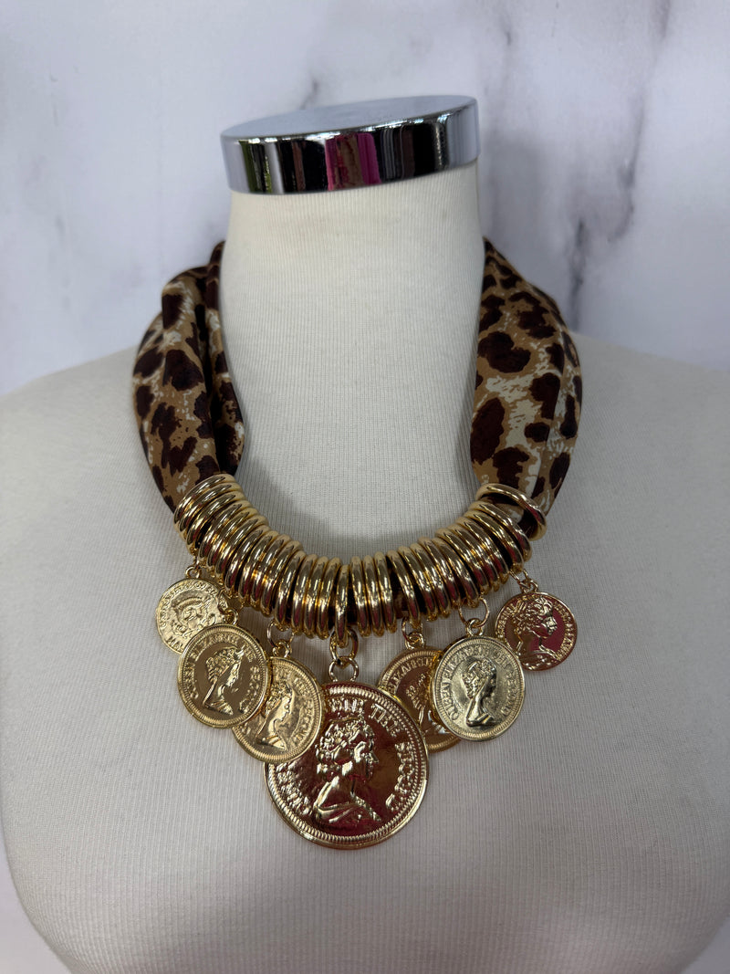 Collana fulard maculato con monete