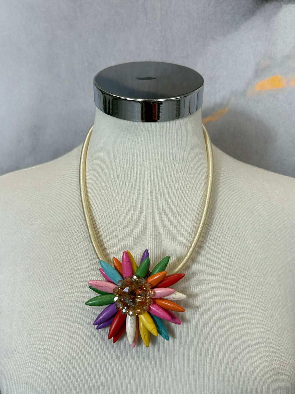 Collar necklace with flower