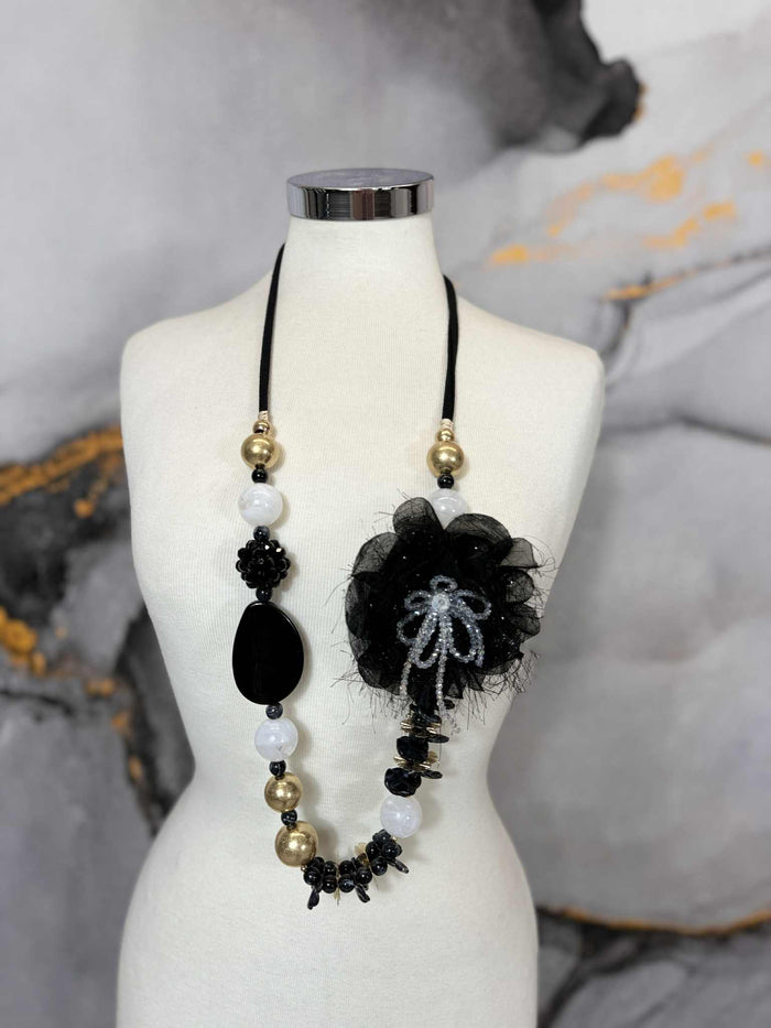 Collana con pietre e fiore in organza