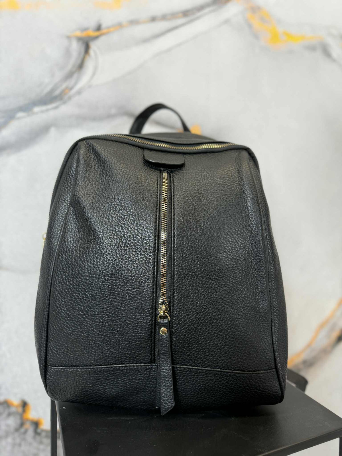 Zaino nero con cerniere oro